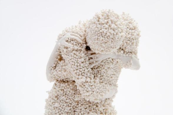 Les-sculptures-de-personnages-luttant-contre-la-nature-de-Claudia-Fontes