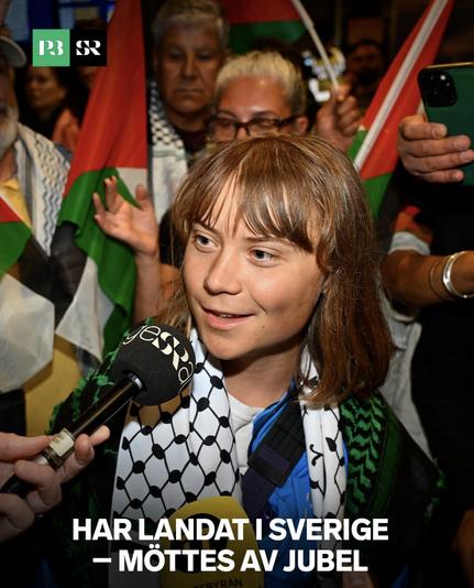 Bild av Greta Thunberg när hon landade i Sverige sent under tisdagskvällen, efter att ha utvisats av Israel. Hon togs emot av jubel & applåder i ett hav av Palestinaflaggor på Arlanda.