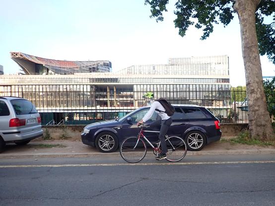Cycliste, on voit derrière la Seine Musicale