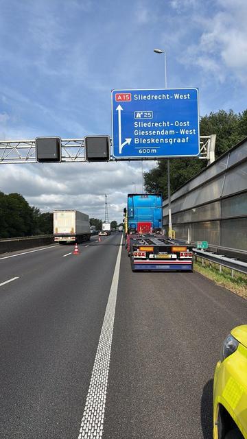 De hulptroepen zijn ter plaatse op de A15 bij Sliedrecht-Oost