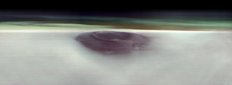Image montrant le volcan Arsia Mons à la surface de Mars. On distingue aussi l'atmosphère martienne en vert. Image capturé par l'instrument Thermal Emission Imaging System (THEMIS) à bord de la sonde 2001 Mars Odyssey. Image PIA26557, NASA/JPL-Caltech/ASU, domaine public.