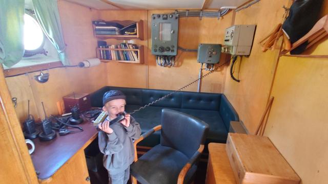 4-vuotias herra E kokeilee höyrylaivan vanhaa radiota.