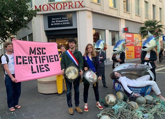 Action du groupe "Ocean Rebellion" à Nice, dénonçant les mensonges du label MSC