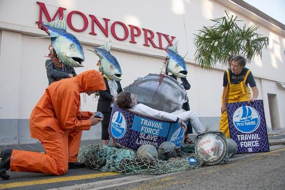 Action du groupe "Ocean Rebellion" à Nice, dénonçant les mensonges du label MSC (devant monoprix)