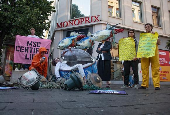 Action du groupe "Ocean Rebellion" à Nice, dénonçant les mensonges du label MSC