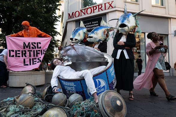 Action du groupe "Ocean Rebellion" à Nice, dénonçant les mensonges du label MSC