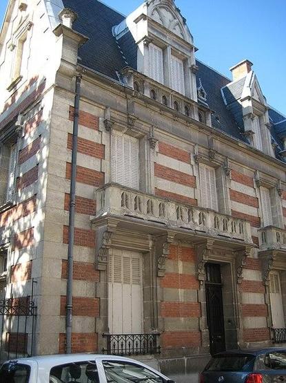 Villa Jacob à #Vichy (#Allier) Hubert Colombier, bâtonnier au tribunet de Cusset et propriétaire de la banque de Vichy, fit bâtir de 1897 à 1900 un ensemble de villas formant une voie privée, sablée et fermée p...
Suite 👉 https://monumentum.fr/monument-historique/pa00093354/vichy-villa-jacob
#Patrimoine #MonumentHistorique
Photo CC-BY-SA 4.0 : Sylenius
