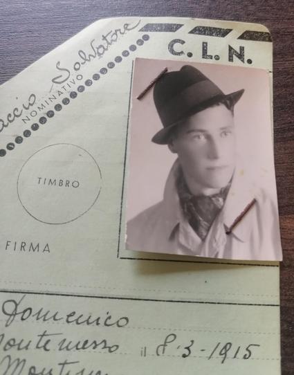 Immagine di giovane uomo (trentenne nel 1945) ritratto nella fotografia della tessera del CLN (Comitato Liberazione Nazionale) provinciale.