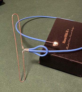 Selbstbau Schleifendipol mit Umwegschleife für 868 MHz,
abgestützt an einem Pappkarton