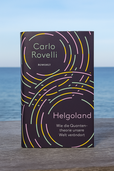 Buchcover „Helgoland“ von Carlo Rovelli auf einem Holztisch vor ruhigem Meer und blauem Himmel, darunter der Hinweis 

Book cover “Helgoland” by Carlo Rovelli on a wooden table in front of a calm sea and blue sky

Foto: KI-generiert mit DALL-E