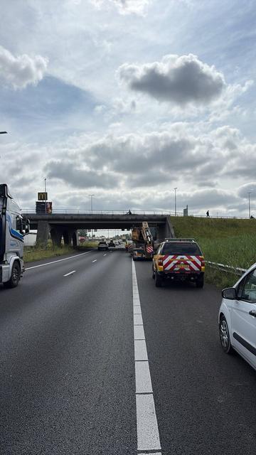 Breedtetransport met pech op de A15 bij Sliedrecht-Oost