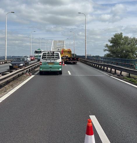 Een camperbusje staat met pech op de A27 bij de Merwedebrug