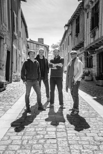Photo noir et blanc des quatre accordéonistes de Balam dans une rue de Parthenay. De gauche à droite : Thomas Restoin, Julien Padovani, Tiennet Simonnin, Hervé Capel.