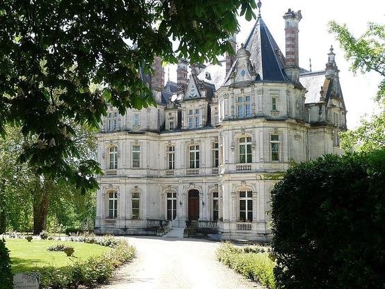 Château Saint-Martial à #Jarnac (#Charente) Le domaine se compose dun logis, construction massive de plan centré en H, de style néo-Renaissance. La façade principale est encadrée par deux avant-corps polygonau...
Suite 👉 https://monumentum.fr/monument-historique/pa16000057/jarnac-chateau-saint-martial
#Patrimoine #MonumentHistorique
Photo CC-BY-SA 4.0 : Jack ma