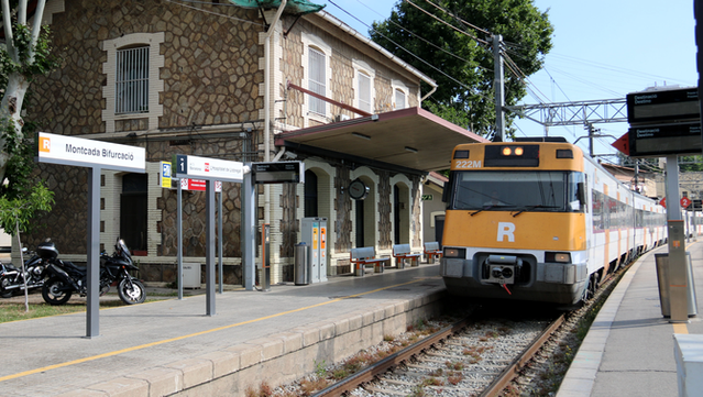 Un tren aturat a l'estació de Montcada Bifurcació, que es remodelarà (ACN/Gemma Sánchez Bonel)