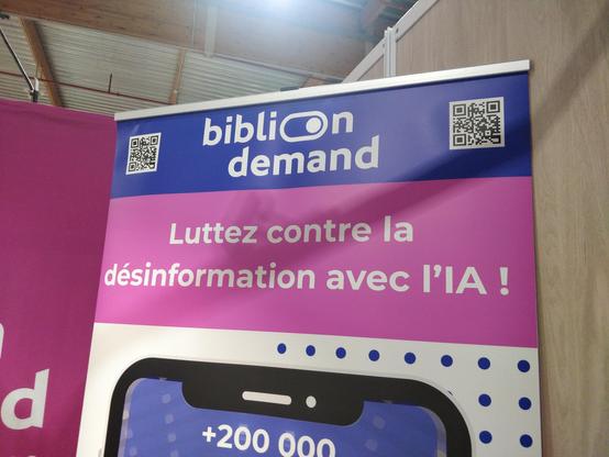 Kakémono de Biblion Demand proclamant « Luttez contre la désinformation avec l’IA ! ».