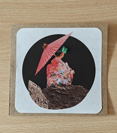 A través de una ventana se ve a una japonesa de espaldas en un paisaje lunar
