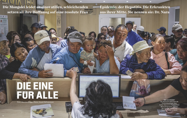 Menschenmenge in der Mongolei, die sich hinter einem Tresen in einer Arztpraxis sammelt