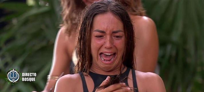 Laura Madrueño le corta el pelo a Anita en 'Supervivientes'. / Mediaset