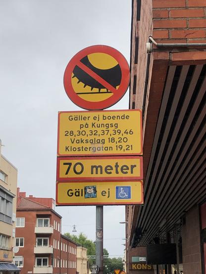 Panneau routier signalant la réglementation d’usage des pneus d’hiver à Uppsala