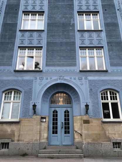 Un immeuble ancien bleu à Uppsala