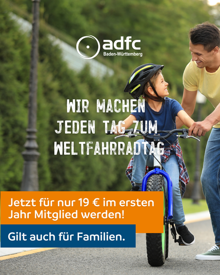 Erwachsener gibt Kind Starthilfe auf dem Fahrrad