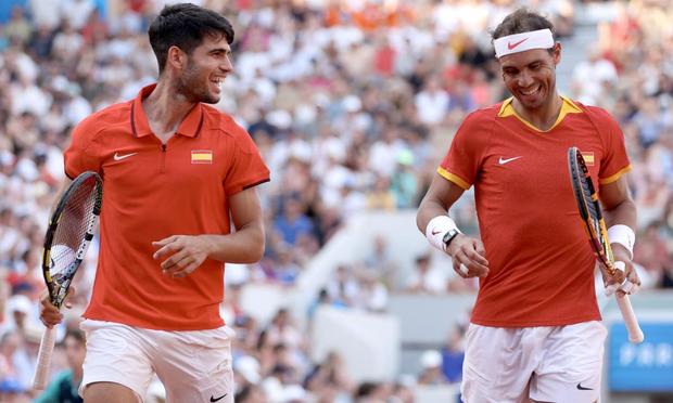 Rafa Nadal y Carlos Alcaraz sobre la tierra batida de Roland Garros en París 2024 (Getty Images)