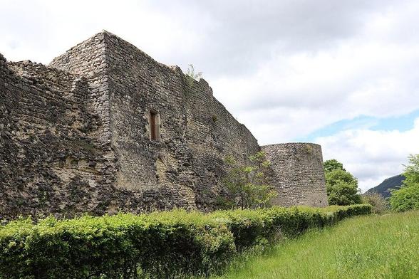 Remparts à #Die (#Drôme) Tour ronde faisant partie des remparts et située boulevard du Gagnard en face de l'immeuble, numéro 24 : classement par arrêté du 13 octobre 1921 ; Tour carrée et partie de courtine adj...
Suite 👉 https://monumentum.fr/monument-historique/pa00116935/die-remparts
#Patrimoine #MonumentHistorique
Photo CC-BY-SA 4.0 : Fabien Bièvre-Perrin
