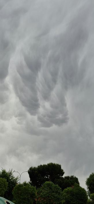 Fotografía de un cielo totalmente nublado donde las nubes hacen como ondas en el cielo.