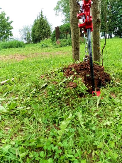 Same setup, different angle. After some jacking, something big is coming up, heaping up a large chunk of soil with it.