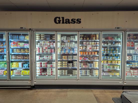 Rayon glaces d'un supermarché suédois, surmonté de l'inscription "G, L, A, S, S" qui se lit donc comme "verre" en anglais mais qu'on est censé comprendre comme "glace" en français.