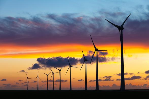 Windmolen bij zonsondergang