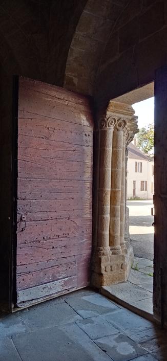 La vieille porte en bois de l'église