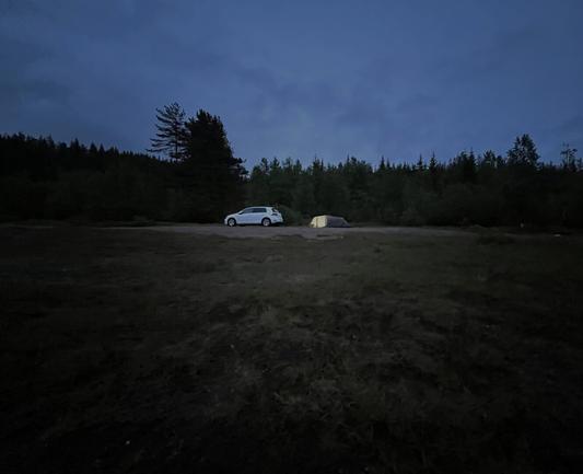 Siljan, Norway Roadtrip Moments 🚐🌌
Moody camping vibes by a small remote lake in Siljan. No cell signal, just nature, the sound of the forest, and the soft glow of the tent.
The perfect way to disconnect and recharge.