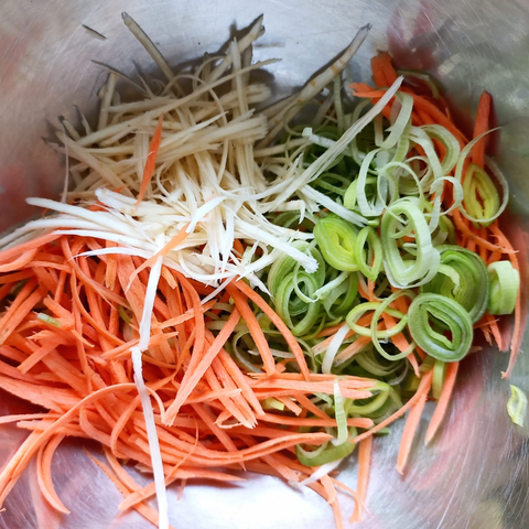 in einer Schüssel das geraffelte und geschnittene Gemüse