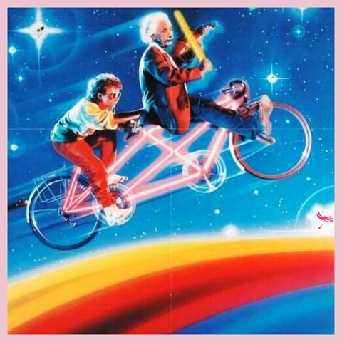Plakatmalerei: Albert Einstein, eine Geige mit neonfarbenem Laserbogen spielend, hinterm Lenker eines pinkfarbenen Tandems, das auf einen Regenbogen durchs Universum fährt, hinter ihm ein jugendlicher der ihn anzuschieben scheint. Sterne funkeln.