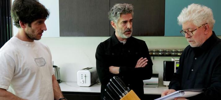 Quim Gutiérrez, Leonardo Sbaraglia y  Pedro Almodóvar en el rodaje de 'Amarga Navidad'. / Iglesias Mas / Iglesias Mas