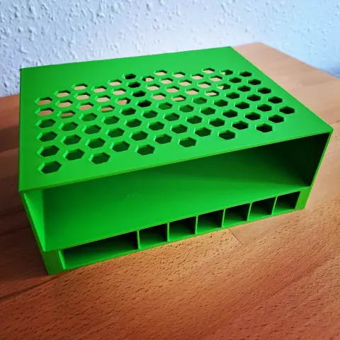 Boîtier imprimé en impression 3D permettant de ranger un switch ethernet avec des passages de câbles en-dessous