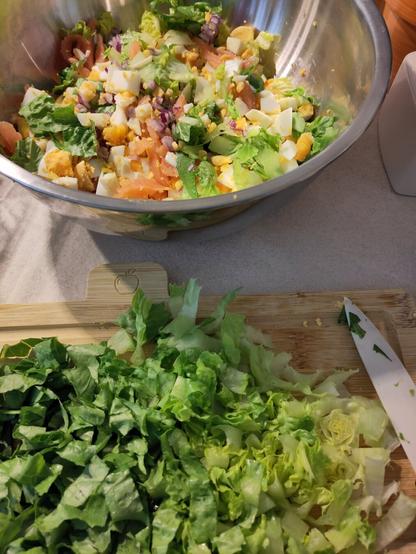 In der Salatschüssel sind schon die geschnippelten Zutaten. allerdings habe ich mich spontan dazu entschieden etwas mehr grünen Salat dafür zu nehmen und habe diesen ebebso noch klein geschnitten.