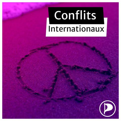 Une photo représentant le symbole de la paix tracé dans le sable, à quelques centimètres de l'écume. Un filtre violacé a été apposé à l'image de base. Le titre "Conflits internationaux" se trouve en haut à droite. Le logo du Parti Pirate se trouve en bas à droite.