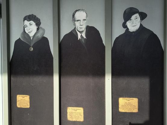 Drei in schwarz gekleidete, fotorealistisch gemalte lebensgroße Personen, zwei Frauen und ein Mann, an der Wand eines S-Bahn-Häuschens auf dem Bahnsteig Westend in Berlin. Es soll vielleicht der Eindruck erweckt werden, dass sie gemeinsam mit den heutigen auf dem Bahnsteig Wartenden dort stehen. Sie alle leisteten während der Nazizeit in Berlin Widerstand und wurden deshalb deportiert und ermordet.
