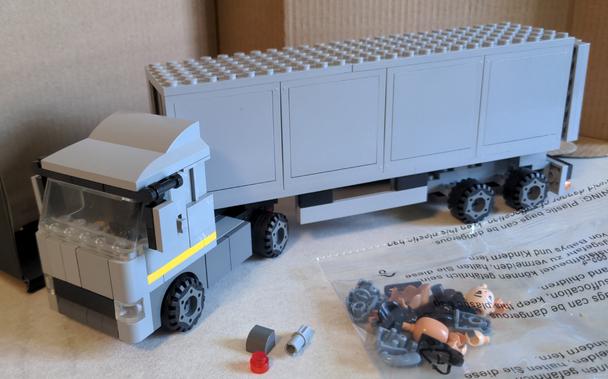 Foto des Gespanns. Es sind drei Kleinteile und die Figuren übrig.