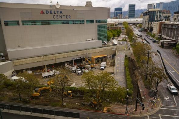 Video of construction transforming arena for NBA, NHL fans