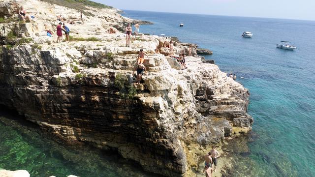 Klippen mit Meer das in wunderbaren Farben strahlt