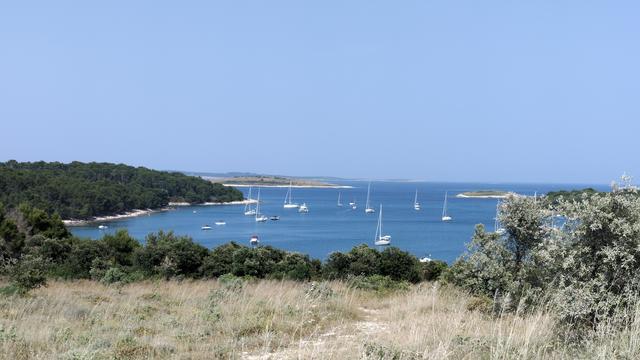 Blick in eine Bucht mit ein paar Schiffchen