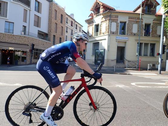 Cycliste rapide sur un vélo Look 785 Huez