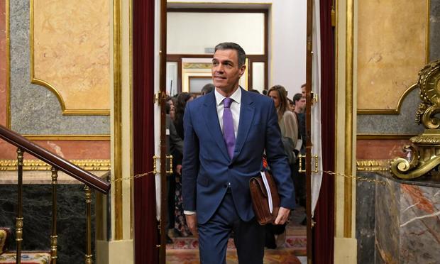 El presidente del Gobierno, Pedro Sánchez, llega a una sesión plenaria en el Congreso de los Diputados, el 7 de mayo de 2025, en Madrid, España. ((Foto de Fernando Sánchez/Europa Press vía Getty Images))