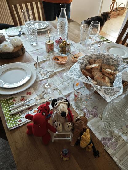 Smok, Snoopy, Woodstock, Squichy und Manni freuen sich über einen sommerlich gedeckten Tisch.