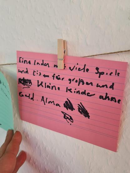 Notizzettel mit notiertem Kinderwunsch:

"Ein Laden mit vielen Spielen und Eis für große und kleine Kinder ohne Geld."

Von Alma