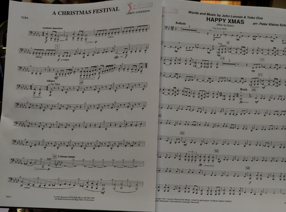 Zwei Notenblätter auf einem Notenständer.
Tubastimmen von "A Christmas Festival" und "Happy XMas".